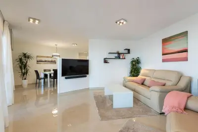Una televisión o centro de entretenimiento en Suite Altamar, 2 Bedroom - by Gestión Vacacional Canarias