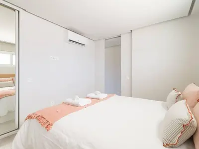 Cama o camas de una habitación en Freshly Renovated, Walk to Yumbo, Shops & Dining