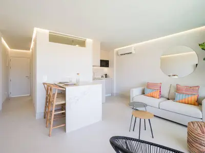 Una cocina o zona de cocina en Freshly Renovated, Walk to Yumbo, Shops & Dining