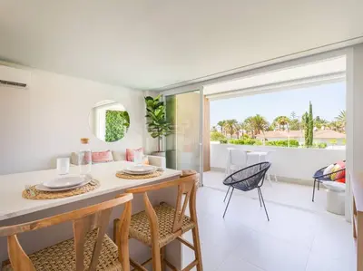 Zona de estar de Freshly Renovated, Walk to Yumbo, Shops & Dining