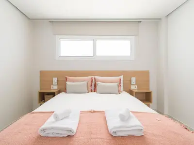 Cama o camas de una habitación en Freshly Renovated, Walk to Yumbo, Shops & Dining
