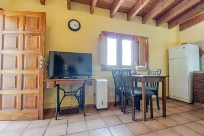Una televisión o centro de entretenimiento en Casita Feliz - Casa Rural Tasarte by Villas Rivero