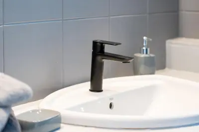 Un baño de PAMRO moderner Bungalow - 4 Schlafzimmer - 2 Bäder - Whirpool - Ferienanlage mit Pool - Familienfreundlich