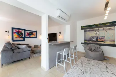 Zona de estar de PAMRO moderner Bungalow - 4 Schlafzimmer - 2 Bäder - Whirpool - Ferienanlage mit Pool - Familienfreundlich
