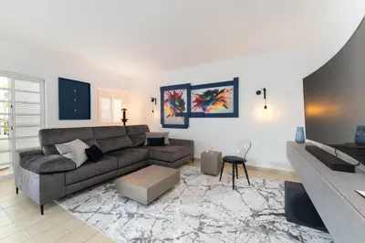 Zona de estar de PAMRO moderner Bungalow - 4 Schlafzimmer - 2 Bäder - Whirpool - Ferienanlage mit Pool - Familienfreundlich