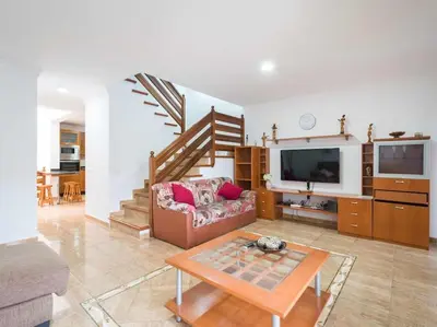 Una televisión o centro de entretenimiento en Casa EstefanÍa duplex 3 habitaciones