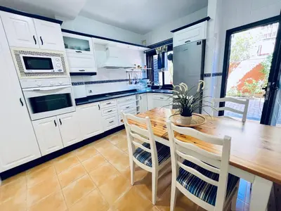 Una cocina o zona de cocina en Oasis Meloneras cerca del mar