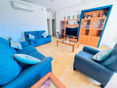 Una televisión o centro de entretenimiento en Oasis Meloneras cerca del mar