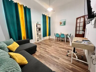 Una televisión o centro de entretenimiento en Cozy Refuge La Isleta