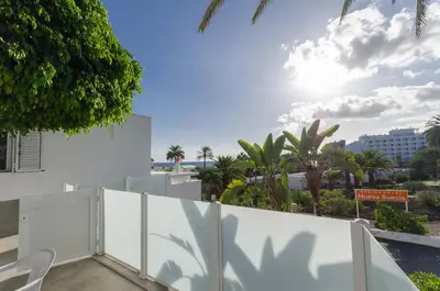 Un balcón o terraza de Terraced 2 bedroom beach rental