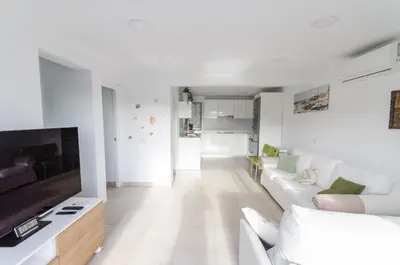 Una televisión o centro de entretenimiento en Terraced 2 bedroom beach rental