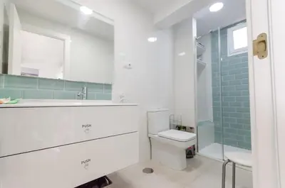 Un baño de Terraced 2 bedroom beach rental