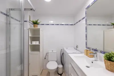Un baño de Estudio frente a la playa de Las Canteras S63