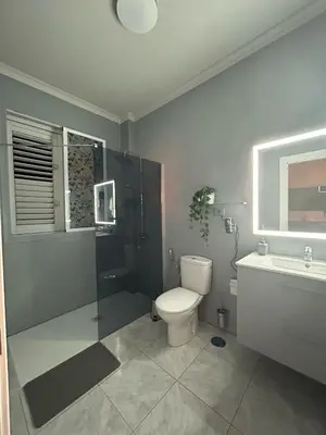 Un baño de Basement apartments