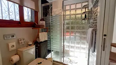Un baño de Parrot Cage - the Gay Villa