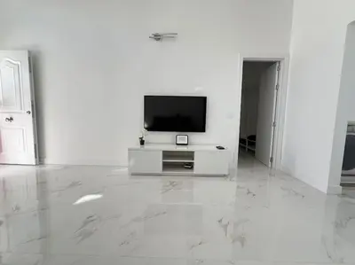 Una televisión o centro de entretenimiento en Perla del sur