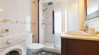 Un baño de Yumbo Center 1 Bedroom Apartment