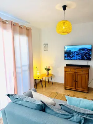 Una televisión o centro de entretenimiento en Gran Canaria CASA SUNNY by Jacek Budek
