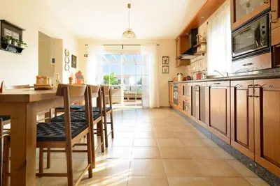 Una cocina o zona de cocina en Villa con Piscina en la Playa