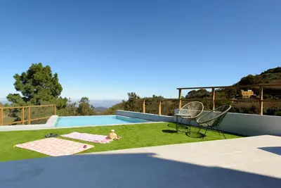 Plano de Villa con piscina y vista al mar