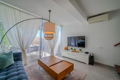Una televisión o centro de entretenimiento en Bungalow jacuzzi PDI terraza