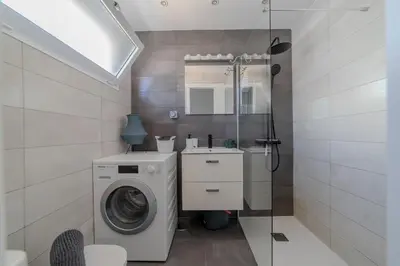 Un baño de Bungalow jacuzzi PDI terraza