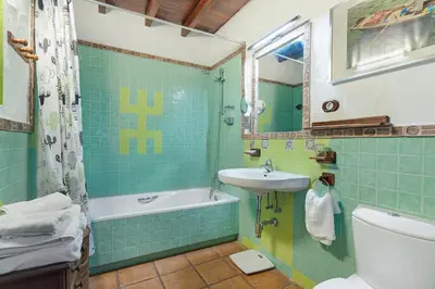 Un baño de La Escuela de la Sorrueda by Villas Rivero
