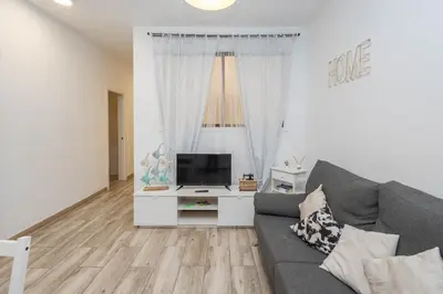 Una televisión o centro de entretenimiento en The Sweet Home - 3BR & 4 min Las Canteras
