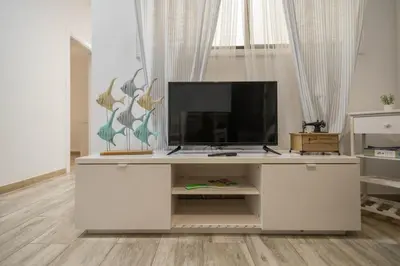 Una televisión o centro de entretenimiento en The Sweet Home - 3BR & 4 min Las Canteras