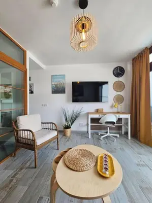 Una televisión o centro de entretenimiento en La Conchita by CASAS COCODRILO