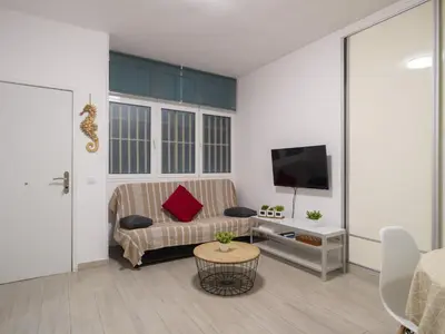 Una televisión o centro de entretenimiento en Canteras Canary Beach