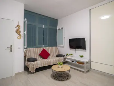 Una televisión o centro de entretenimiento en Canteras Canary Beach