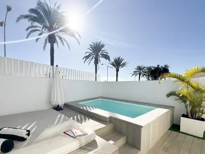 Piscina en o cerca de Porto Mare 42 with heated pool on the Front Line by CanaryScape