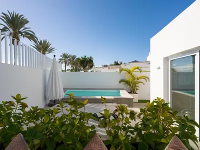 Piscina en o cerca de Porto Mare 42 with heated pool on the Front Line by CanaryScape