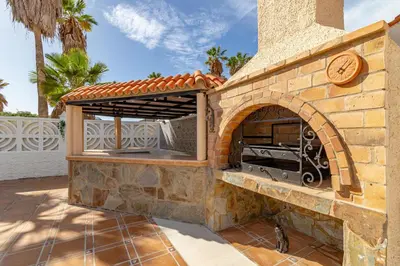 Barbacoa disponible para clientes en la villa