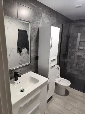 Un baño de Piso cerca de la playa