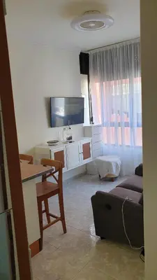 Una televisión o centro de entretenimiento en Cica