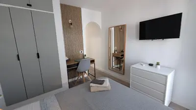 Una televisión o centro de entretenimiento en Cosy Bungalow with Terrace & Jacuzzi