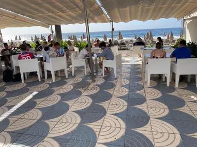 Un restaurante o sitio para comer en Sunny Seaview Modern apt - pool and beach access