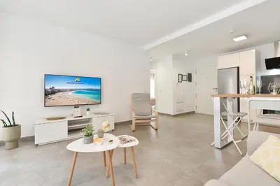Una televisión o centro de entretenimiento en El Corazon en el Puerto by VillaGranCanaria