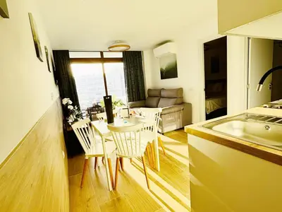 Una televisión o centro de entretenimiento en Milu Holiday Home