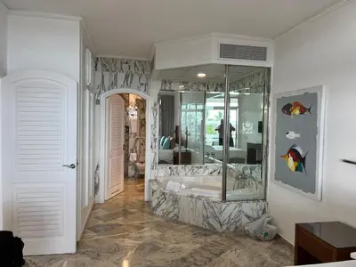Un baño de Anfi Puerto