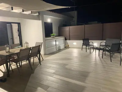 Zona de estar de Bungalow con entrada privada y gran terraza soleada - ALHU