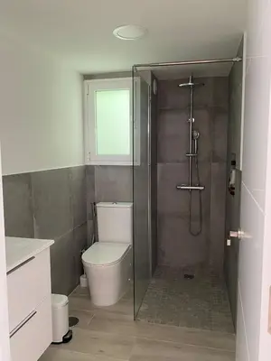 Un baño de Bungalow con entrada privada y gran terraza soleada - ALHU