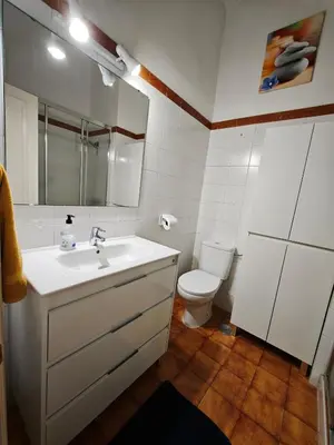 Un baño de lovely bungalow with parking