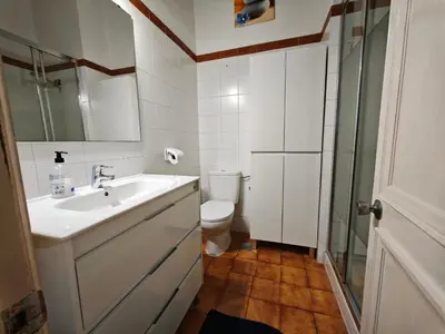 Un baño de lovely bungalow with parking