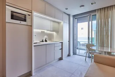 Una cocina o zona de cocina en Silken Atlantis Suites - Holiday Homes