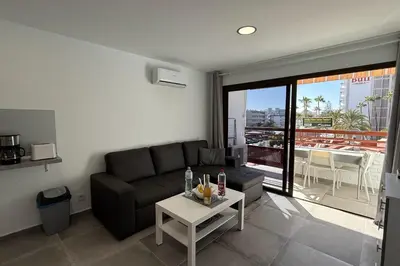 Un balcón o terraza de Apartamentos Danubio, Modernes Apartment mit Poolblick und seitlichem Meerblick, Wohnzimmer und 1 Schlafzimmer, 4 Etage, im Herzen von Playa del Inglés, Gran Canaria
