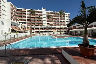Piscina en o cerca de Apartamentos Danubio, Modernes Apartment mit Poolblick und seitlichem Meerblick, Wohnzimmer und 1 Schlafzimmer, 4 Etage, im Herzen von Playa del Inglés, Gran Canaria