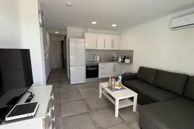 Una cocina o zona de cocina en Apartamentos Danubio, Modernes Apartment mit Poolblick und seitlichem Meerblick, Wohnzimmer und 1 Schlafzimmer, 4 Etage, im Herzen von Playa del Inglés, Gran Canaria